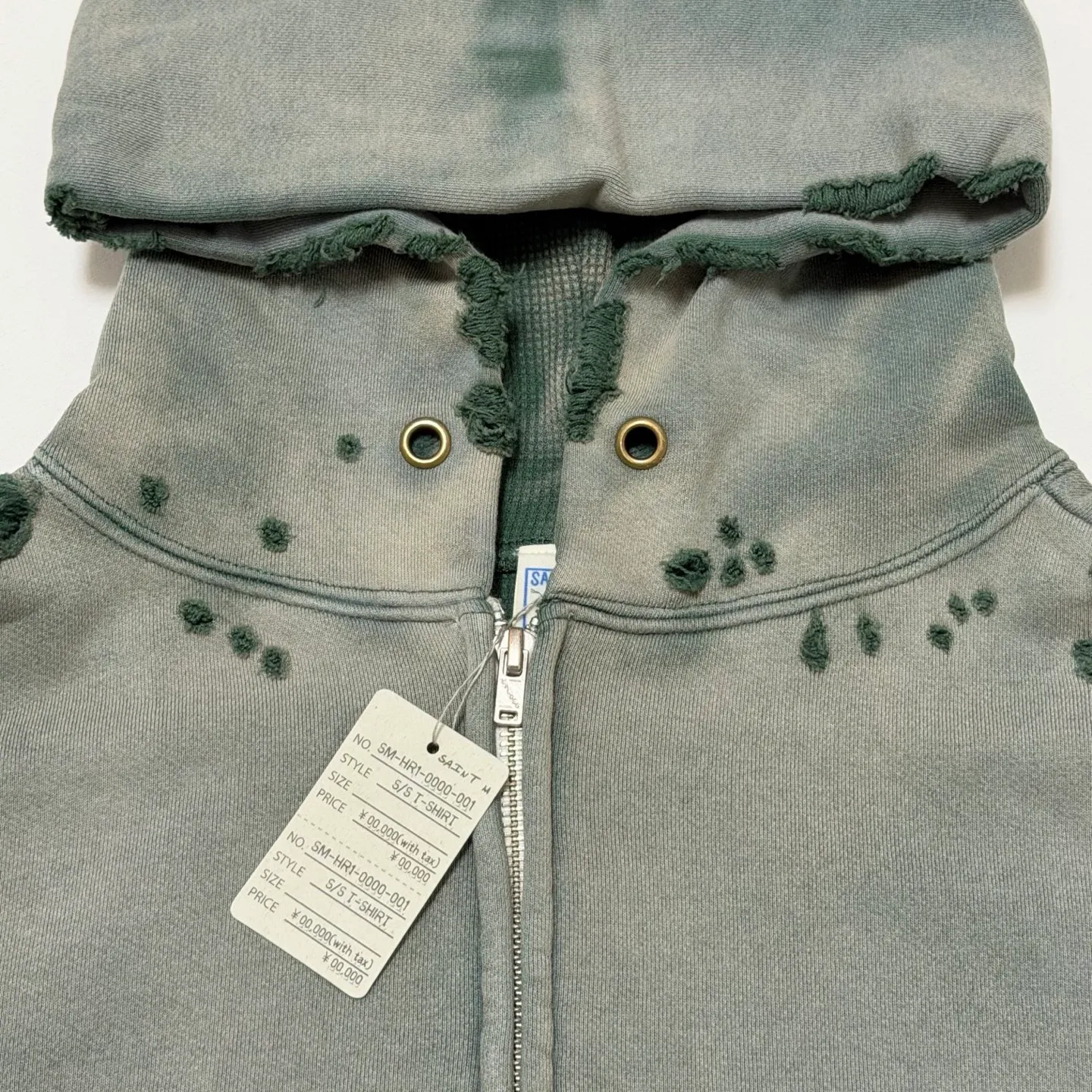 More details SAINT Mxxxxxx DBL FACE ZIP UP HOODIE/GREEN Double-layer damaged waffle zipper jacket, washed green S-XL, a style that has been used in the summer. After continuous fine polishing, it is finally shipped. The finished product is simply a work of art. Super heavy washing and distressing. Multiple horse water fading. Many hand-made wormhole damage processing. Deconstruction and reorganization embroidery technology. Customized zipper with LOGO. The color details of the zipper webbing are also correct. Original grade fruit main label and wash water label. Top purchasing grade. A layer of waffle fabric is added to the inner lining to make the overall texture stronger and increase the comfort and warmth of the wearer.